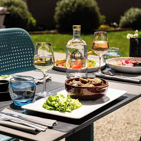 Sowell Les Chevaliers Hotel